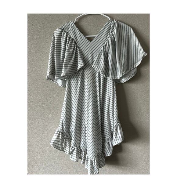 NEW Joyfolie Mia Joy White/Gray Flutter Asymmetrical Top sz 10 - Picture 2 of 3